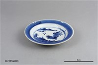 藏品(藍地錦帶鬥雞紋折沿盤)的圖片